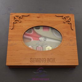 جعبه خیاطی چوبی مربع درب شیشه ای رنگ عسلی همراه با لوازم
